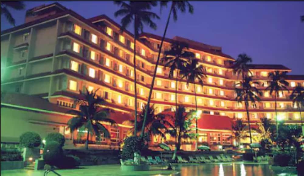 The Retreat Hotel & Convention Centre Mumbai Exterior foto