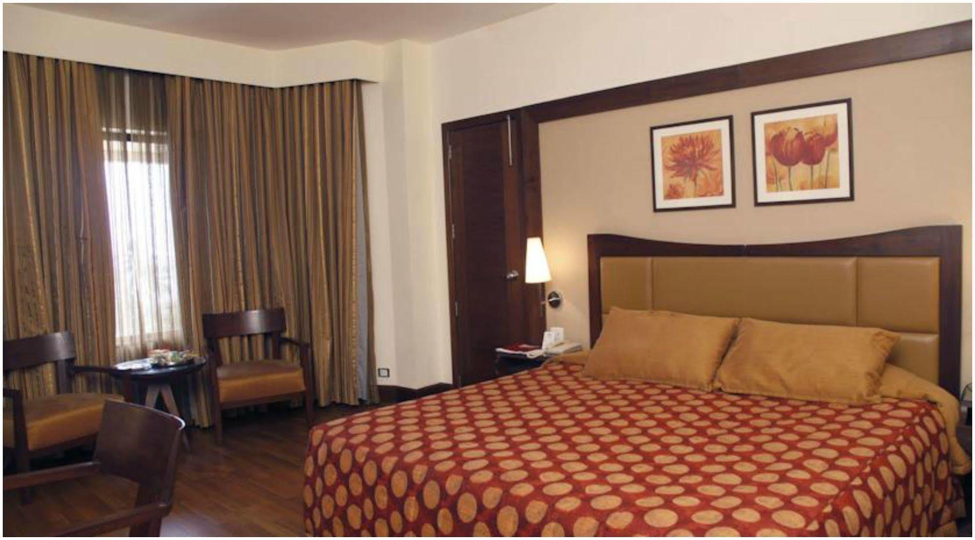 The Retreat Hotel & Convention Centre Mumbai Exterior foto