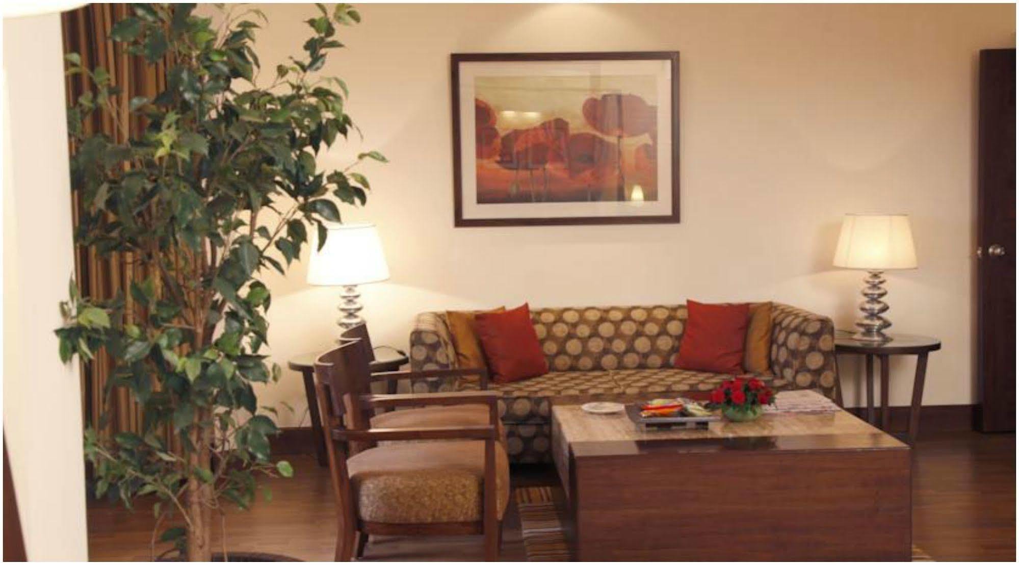 The Retreat Hotel & Convention Centre Mumbai Exterior foto